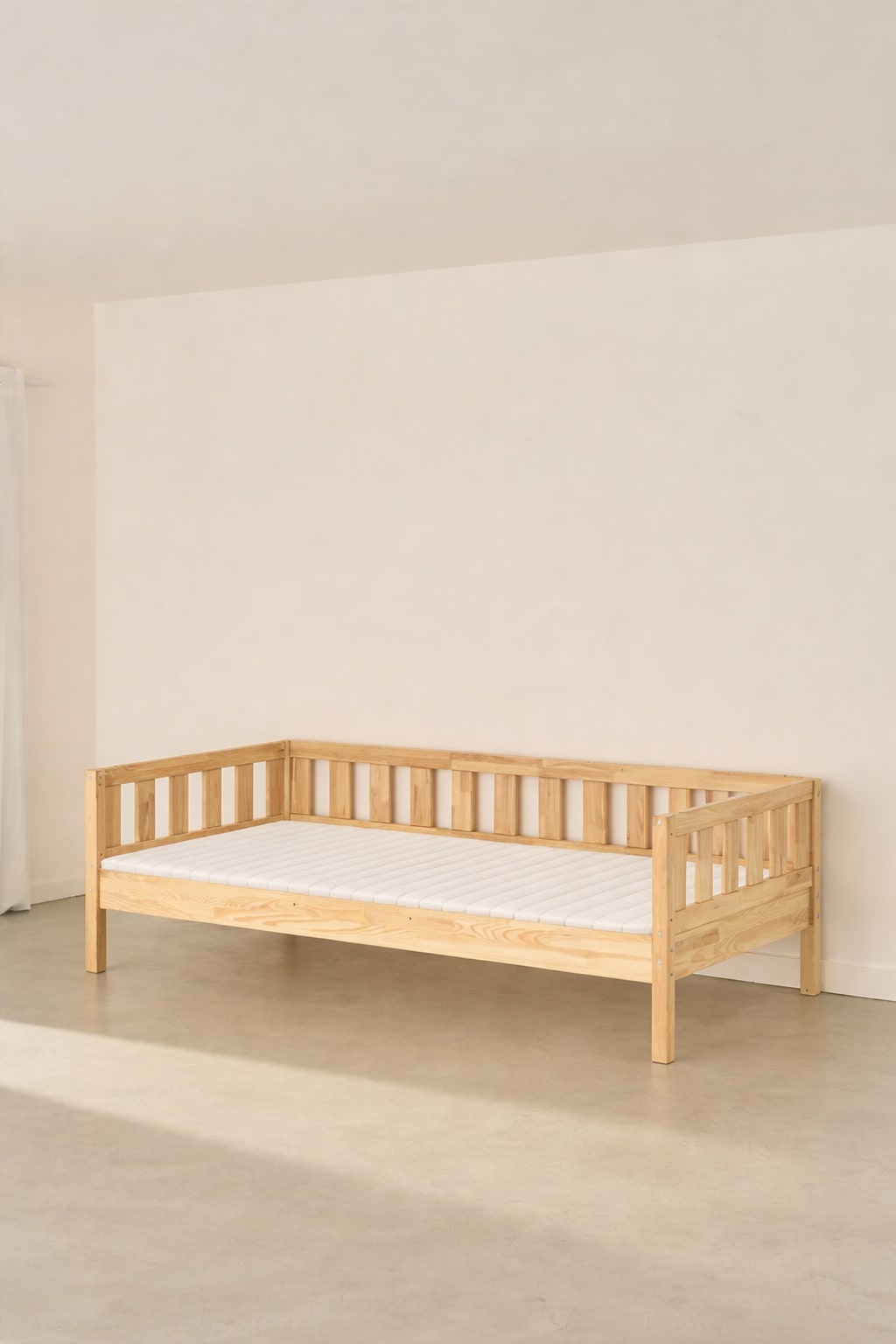 Lit évolutif enfant Barcelone en bois naturel, design moderne, sans barrières pour une transition facile.