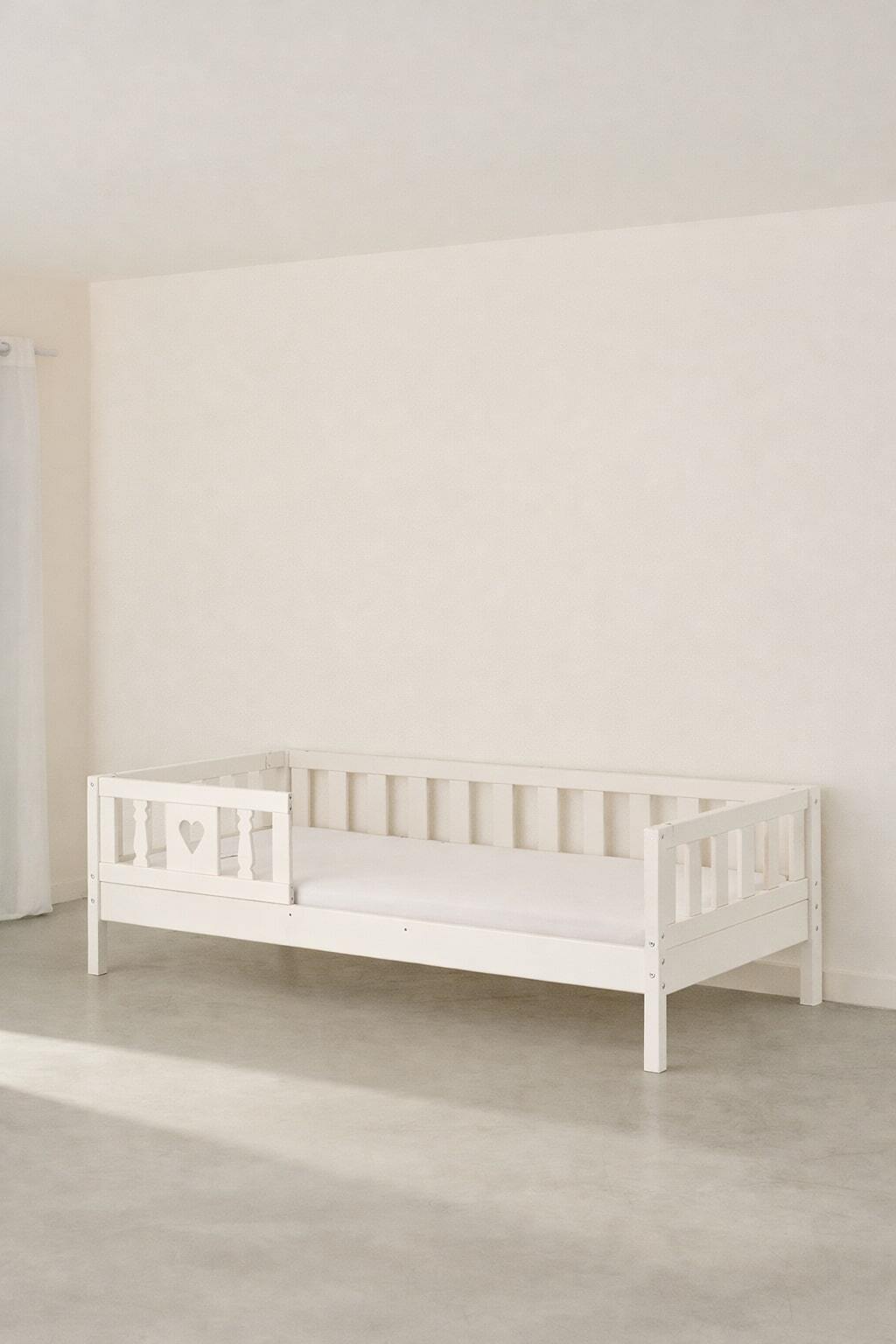 Lit évolutif Barcelone blanc pour bébé, avec barrière de sécurité cœur, sans tiroir de rangement, design moderne.