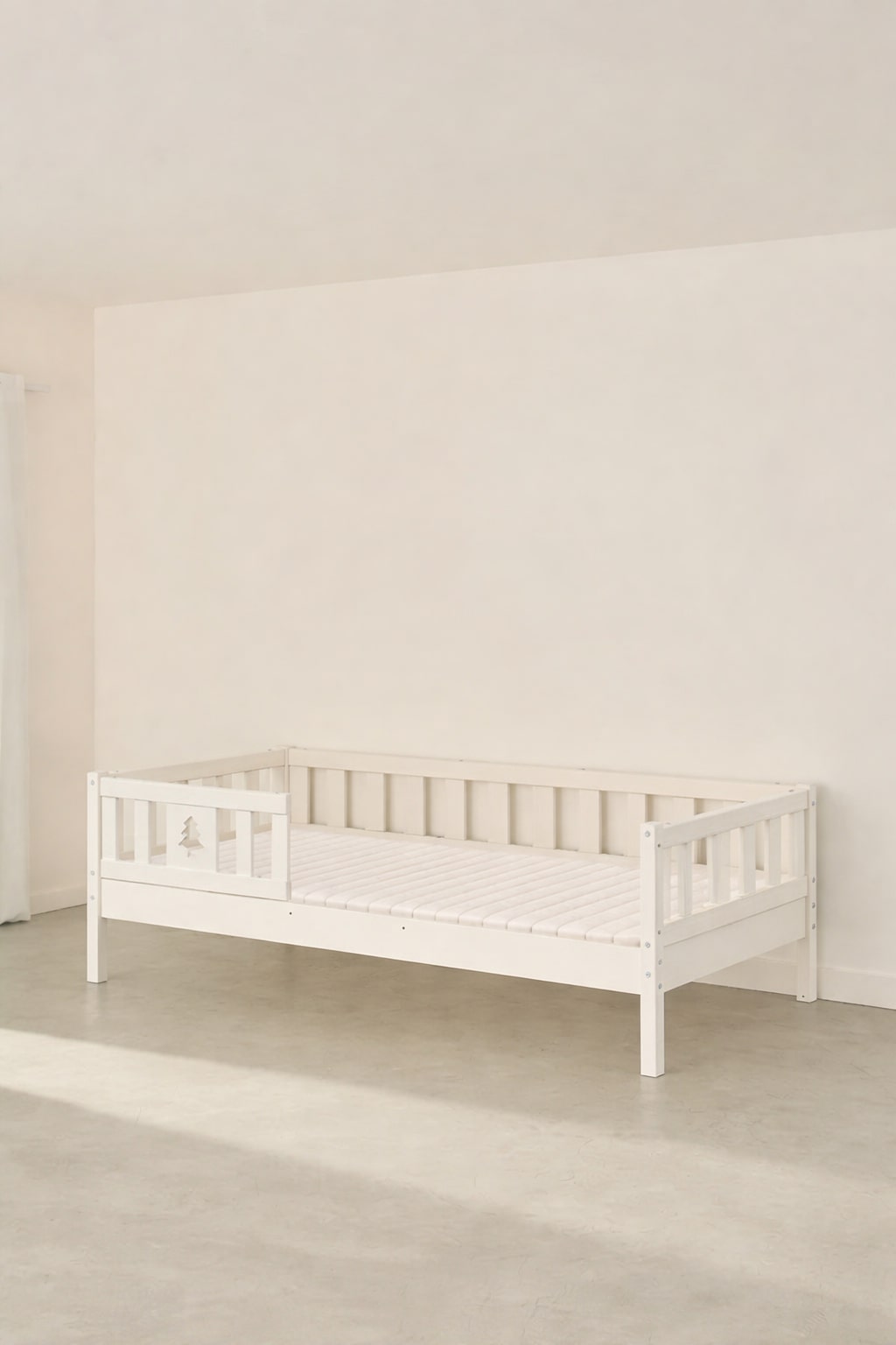 Lit évolutif Barcelone blanc avec barrière sapin, design scandinave moderne pour chambre bébé et enfant.