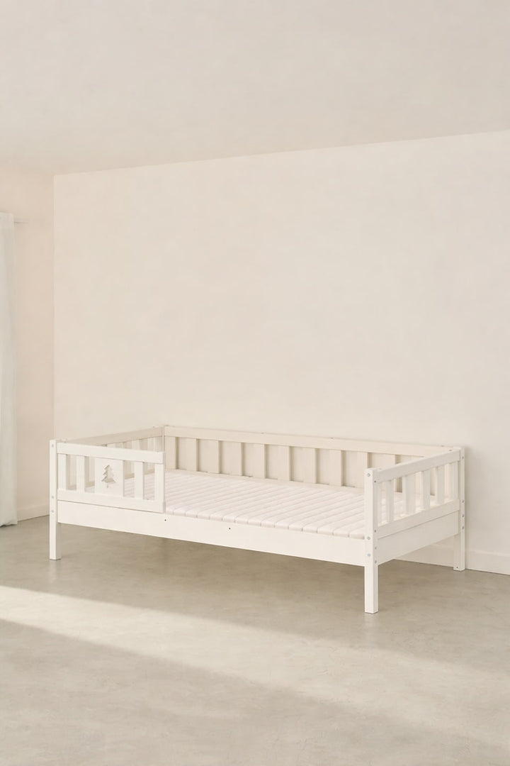 Lit évolutif Barcelone blanc avec barrière sapin, design scandinave moderne pour chambre bébé et enfant.