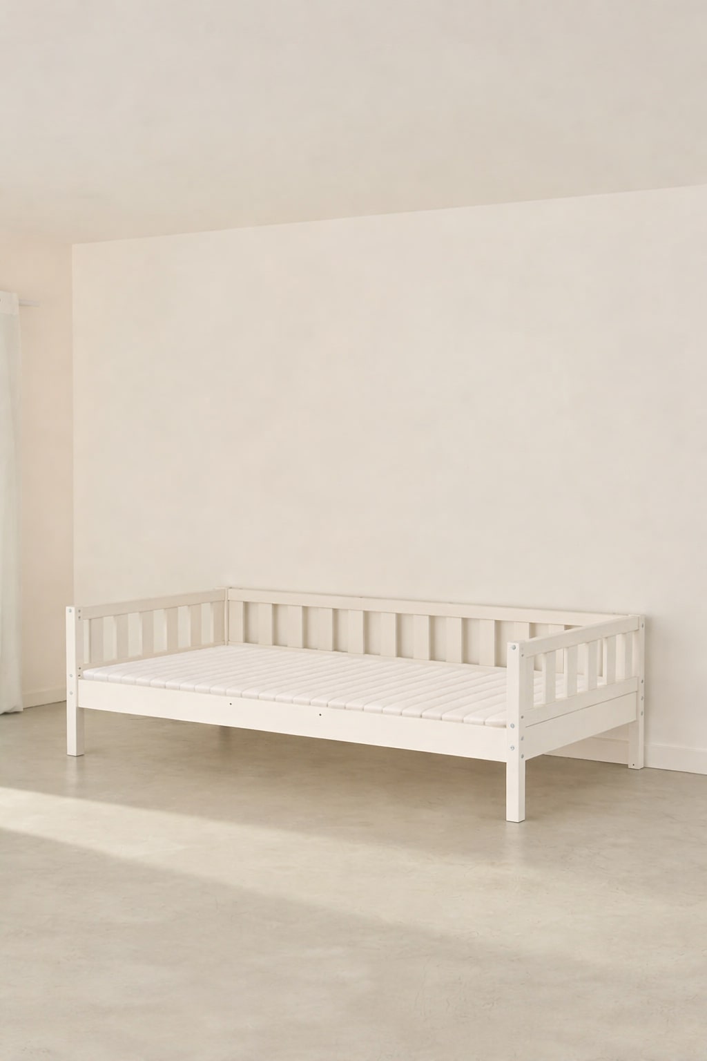 Lit évolutif Barcelone blanc pour enfant sans barrières, design moderne et convertible, idéal chambre bébé ou enfant.