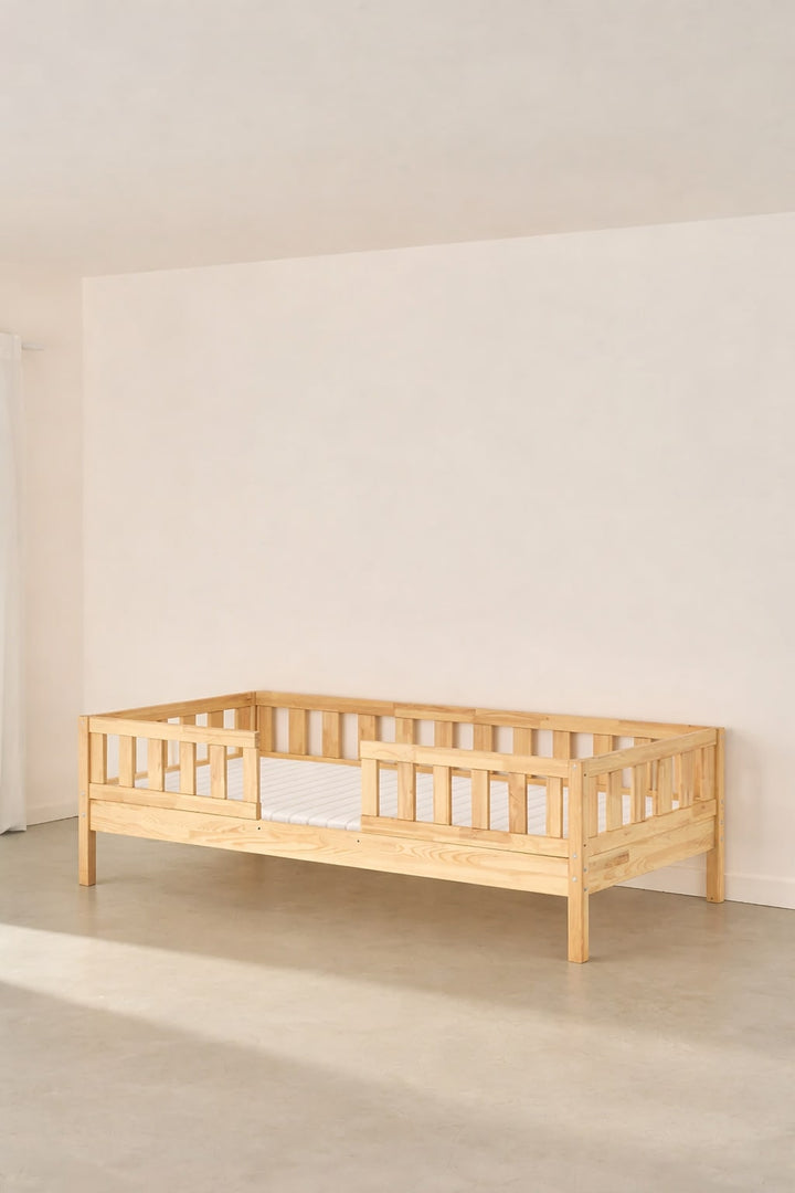 Lit évolutif enfant Barcelone en bois naturel avec deux barrières classiques pour bébé et jeune enfant.