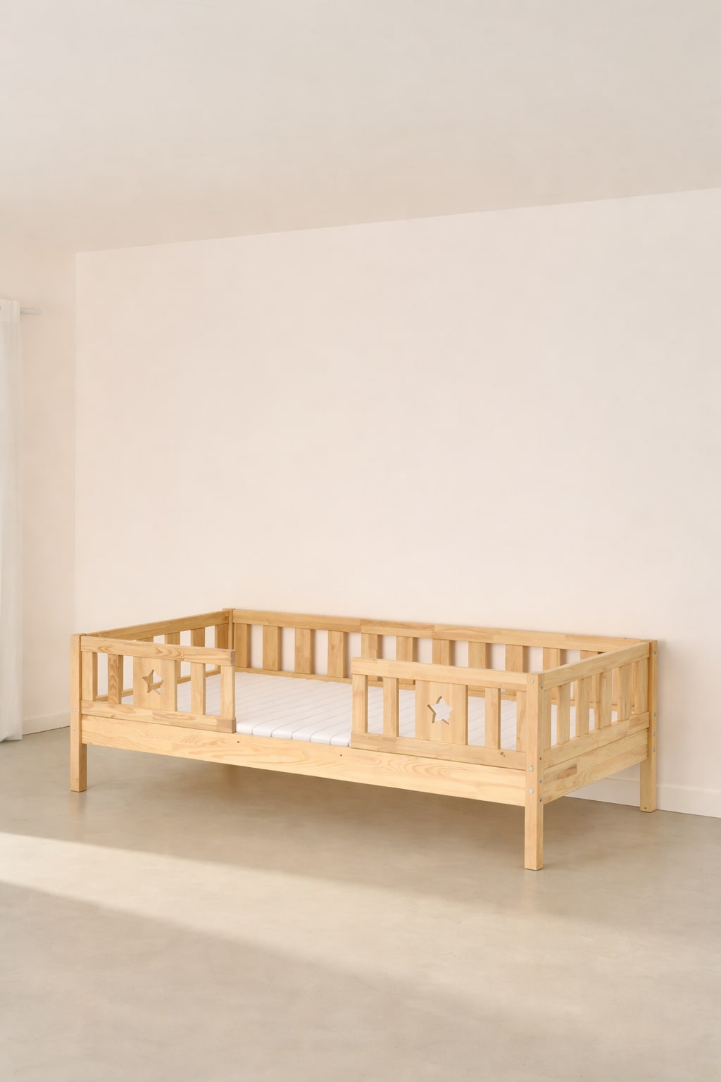 Lit évolutif enfant Barcelone en bois naturel avec deux barrières étoiles, idéal chambre bébé moderne.