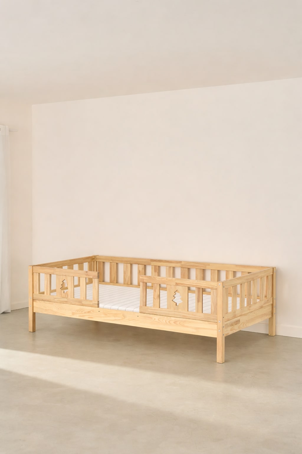 Lit évolutif enfant Barcelone naturel, deux barrières sapins bois, design scandinave ajustable.