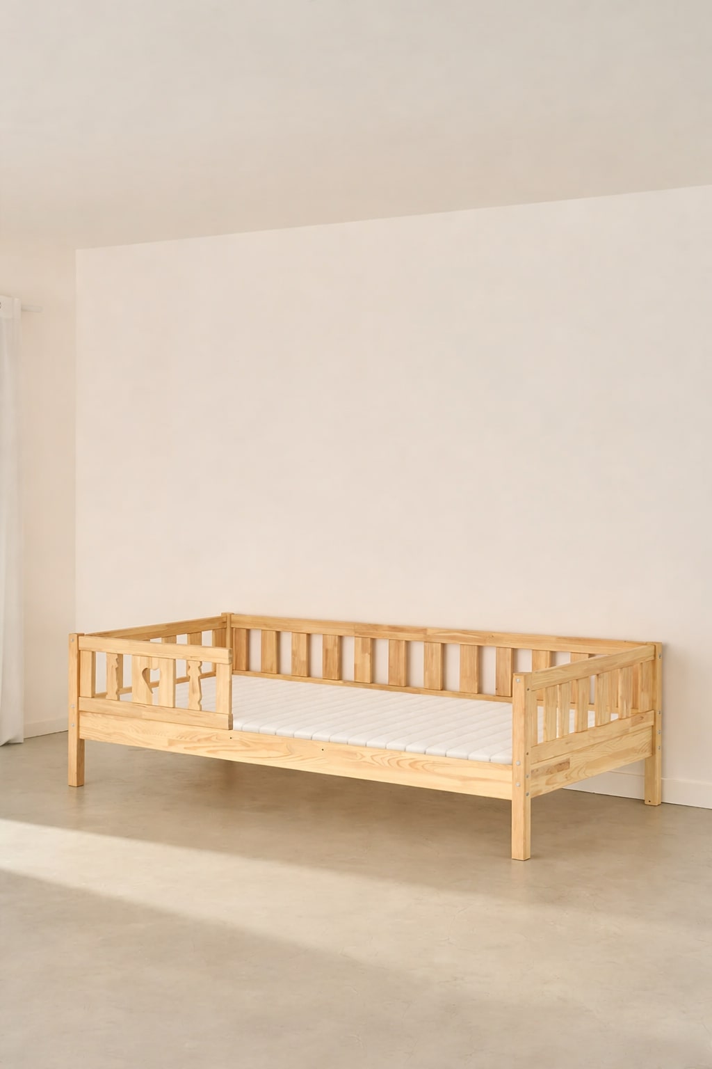Lit évolutif enfant Barcelone en bois naturel avec barrière de sécurité motif cœur.