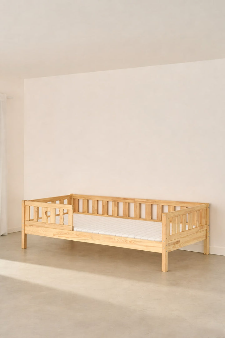 Lit évolutif enfant Barcelone en bois naturel avec barrière de sécurité motif cœur.
