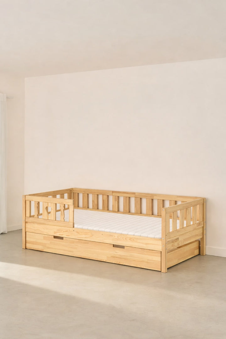 Lit évolutif enfant Barcelone bois naturel, barrière cœur, tiroir de rangement inclus.