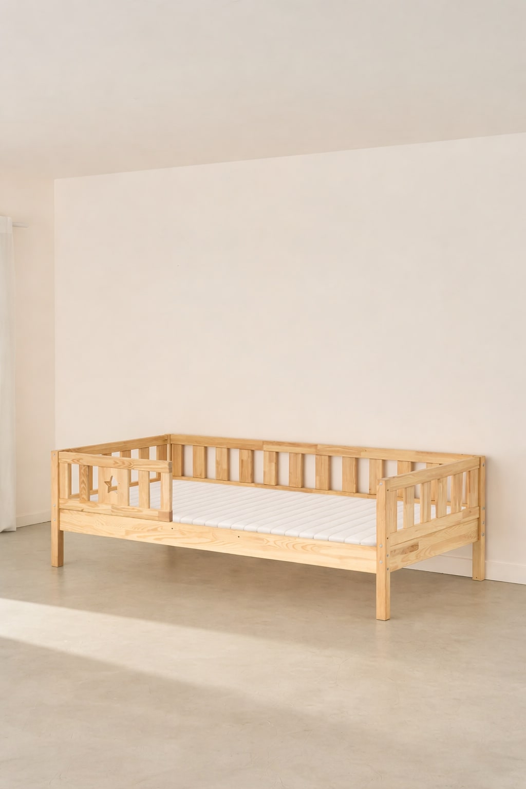 Lit évolutif enfant Barcelone en bois naturel avec barrière étoile, design scandinave.