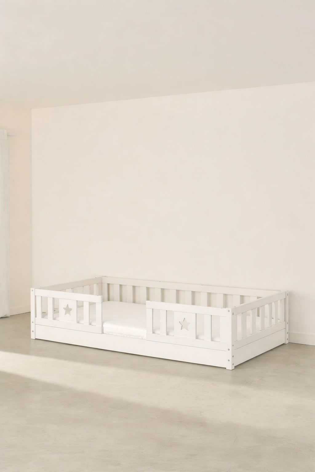 lit montessori cabania avec deux barrières étoiles. version en blanc 