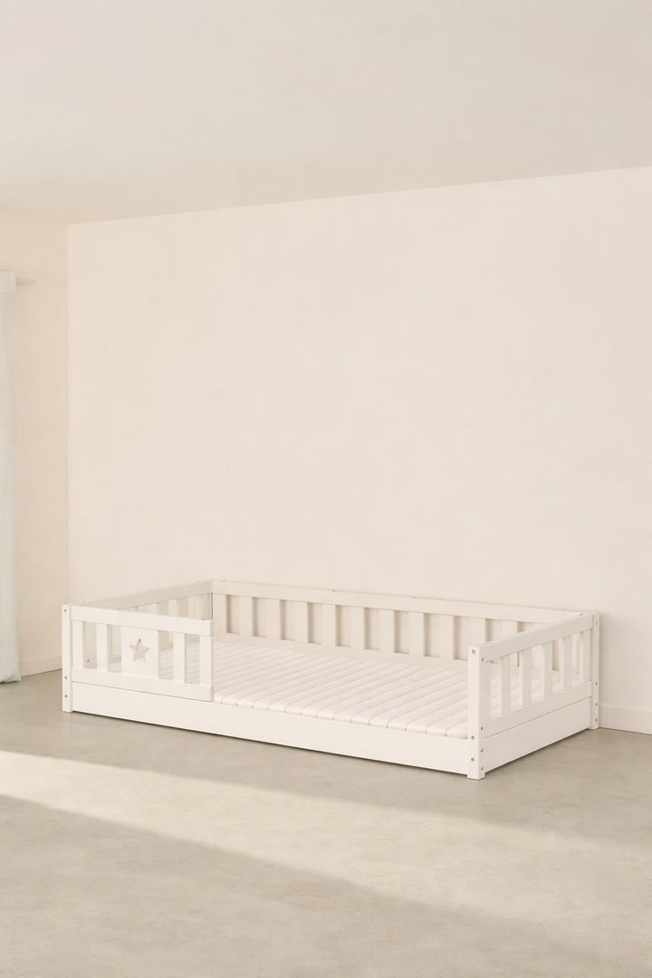 le lit évolutif pour enfant cabania. Version montessori avec une barrière étoile, en blanc.