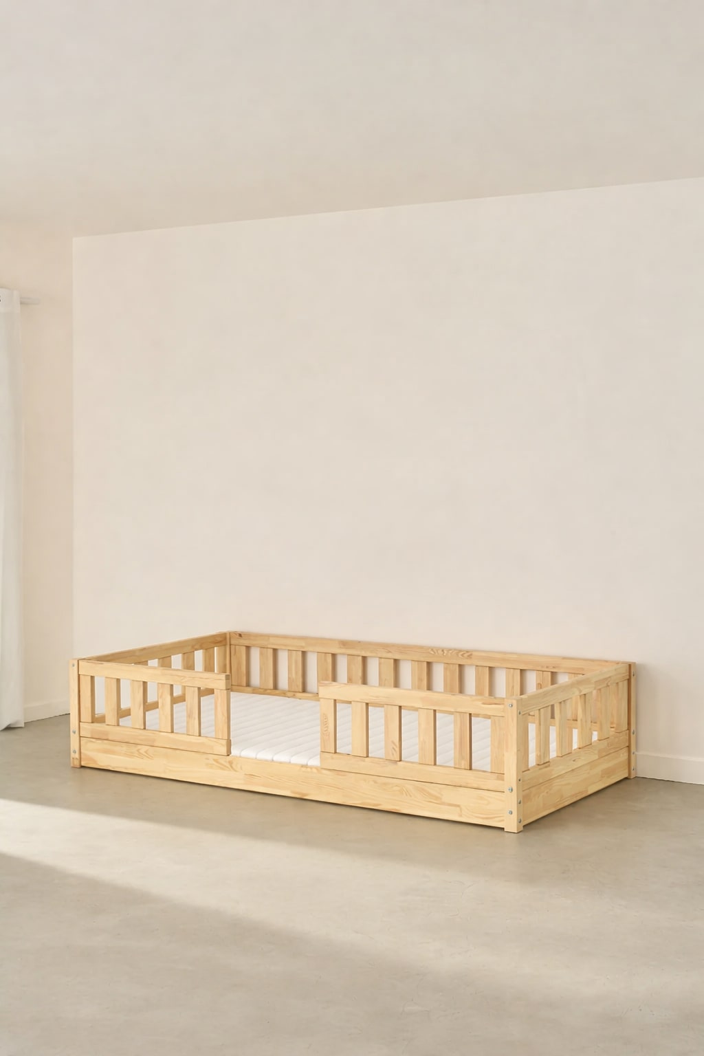 Lit évolutif Montessori Barcelone naturel avec deux barrières classiques, chambre enfant bois clair