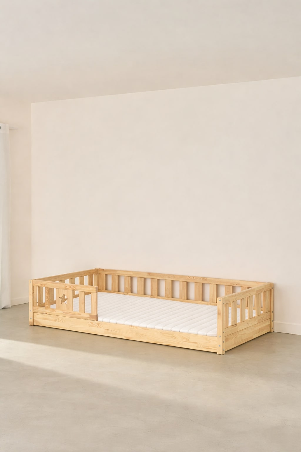 Lit évolutif Montessori bois naturel Barcelone avec barrière étoile pour bébé et enfant, idéal chambre beige.