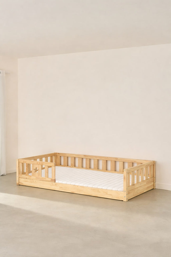 Lit évolutif Montessori bois naturel Barcelone avec barrière étoile pour bébé et enfant, idéal chambre beige.
