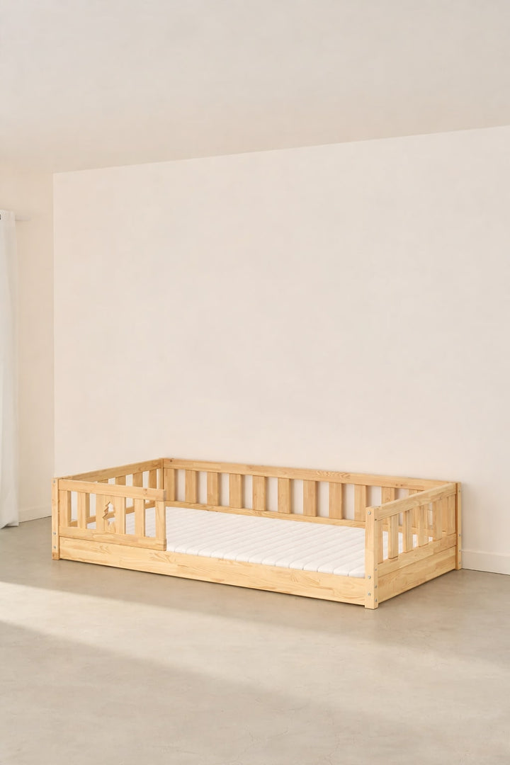 Lit évolutif Montessori bois naturel Barcelone avec barrière de sécurité en sapin pour enfant.