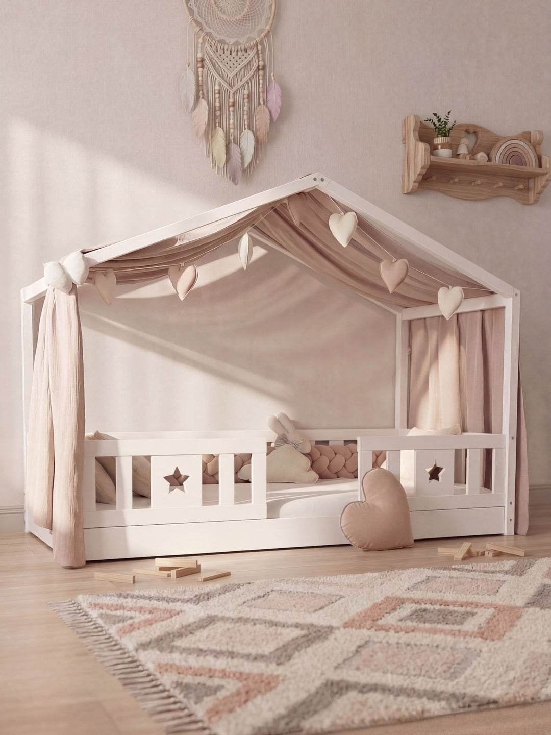 Lit Paris blanc crème, tête de lit capitonnée, chambre moderne beige lumineux.