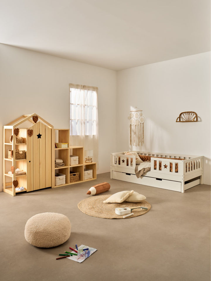 Lit Barcelone blanc, avec barrière étoile, avec armoire Cabania et escaliers six cases dans une chambre lumineuse