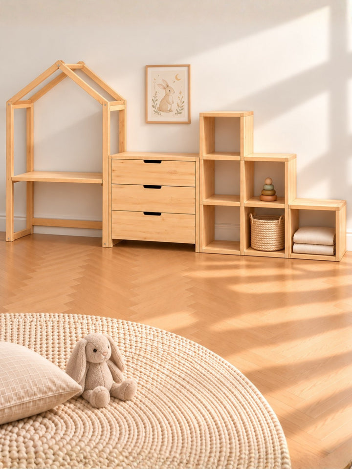 Combo Le Domaine Cabania : structure cabane, commode 3 tiroirs et cases de rangement en pin massif dans une chambre d'enfant