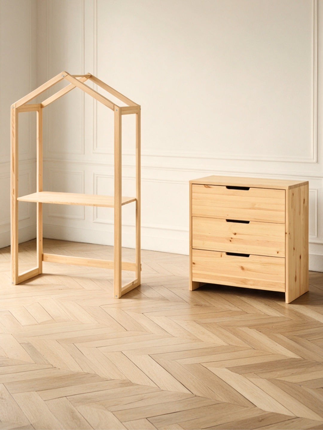 Les deux modules du combo Le Nid Cabania : structure cabane et commode 3 tiroirs