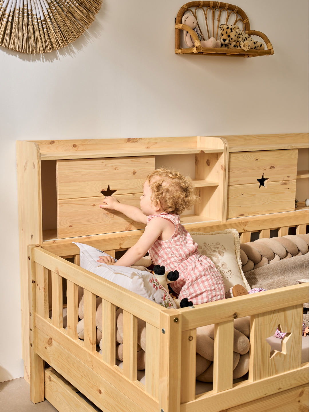 Chambre d'enfant avec lit Montessori Malaga et armoires de rangement murales en bois