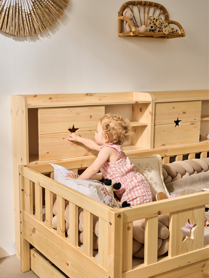 Chambre d'enfant avec lit Montessori Malaga et armoires de rangement murales en bois