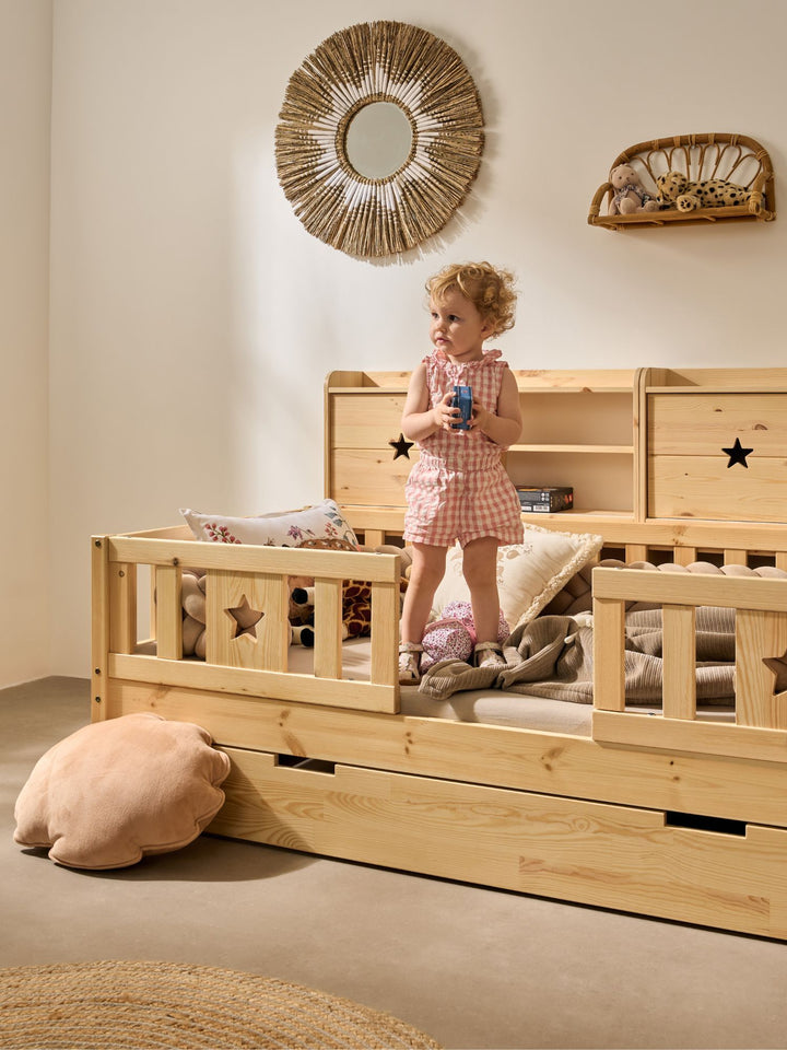 Lit enfant Malaga 90x190 avec rangements muraux et barrière, finition bois naturel
