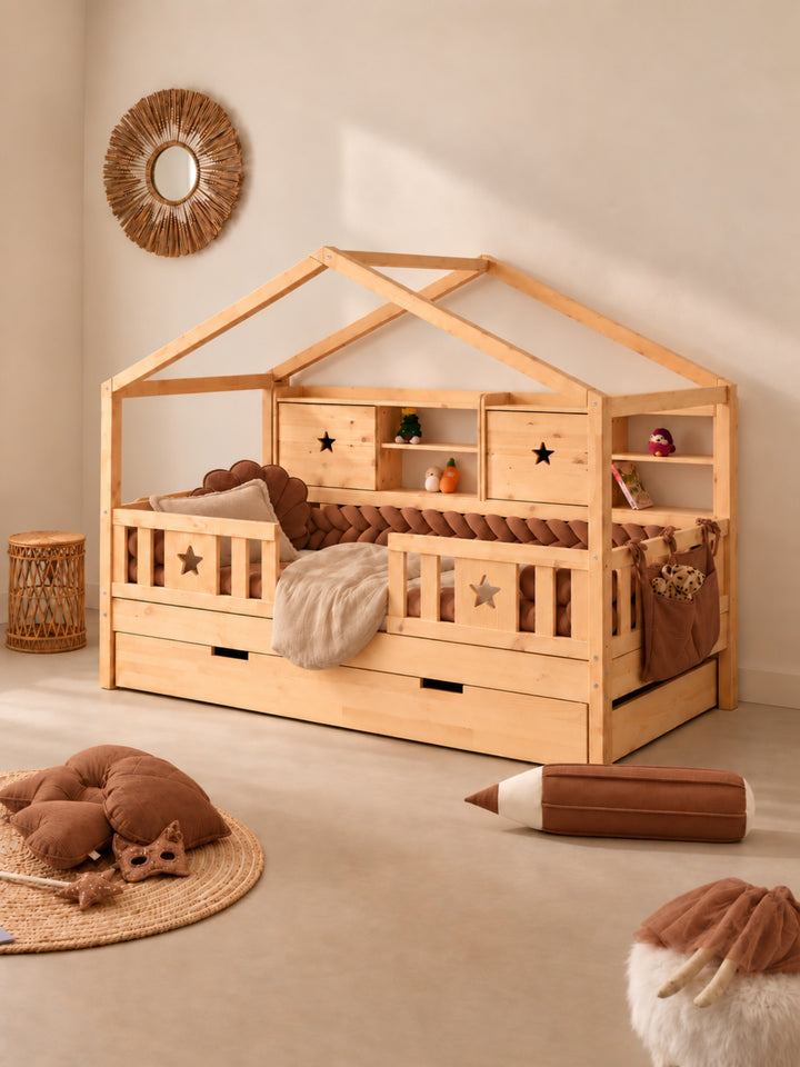 Lit cabane enfant Montmartre avec armoires de rangement derrière le couchage