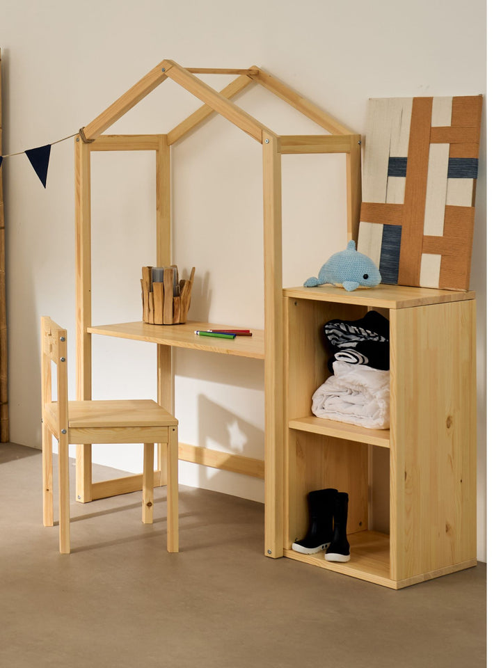 Structure cabane évolutive Cabania transformée en bureau enfant, avec chaise et cube de rangement
