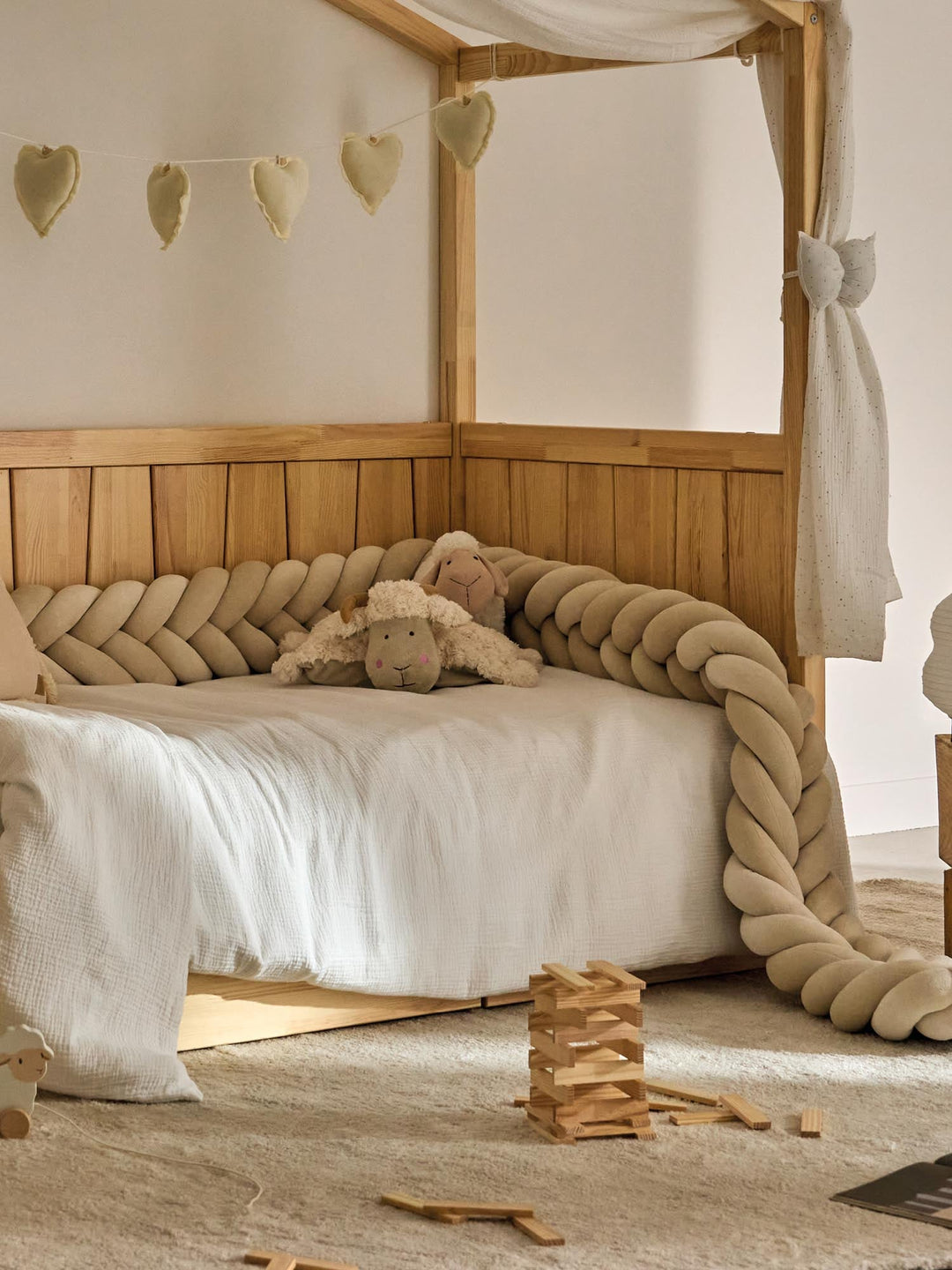 Tresse de lit 5 brins beige foncé en tour de lit sur un lit cabane en bois naturel