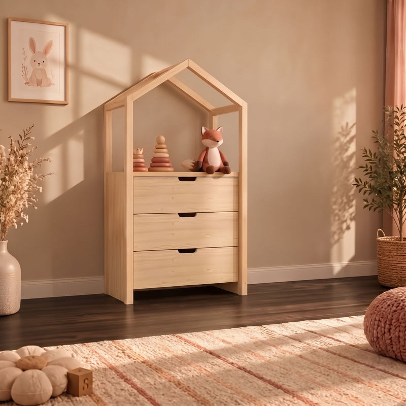 Commode trois tiroirs glissée sous une maison-étagère