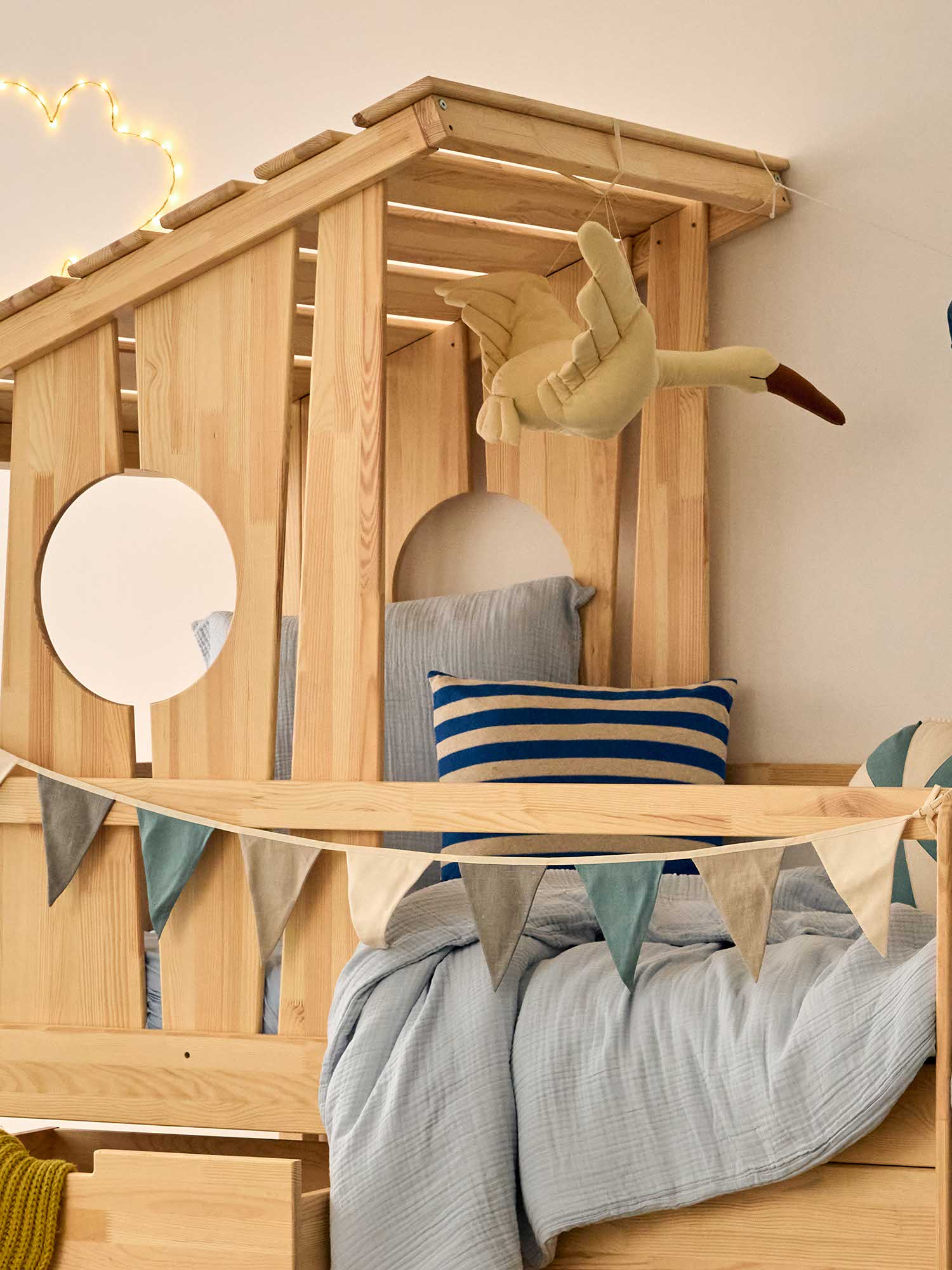 Oleron cabane children's bed with mattress, safety rails, light wood.