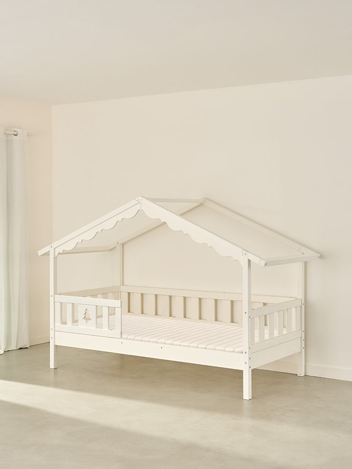 White Chamonix children's cabin bed in solid wood, fir fence, cute Scandinavian design for bedroom.