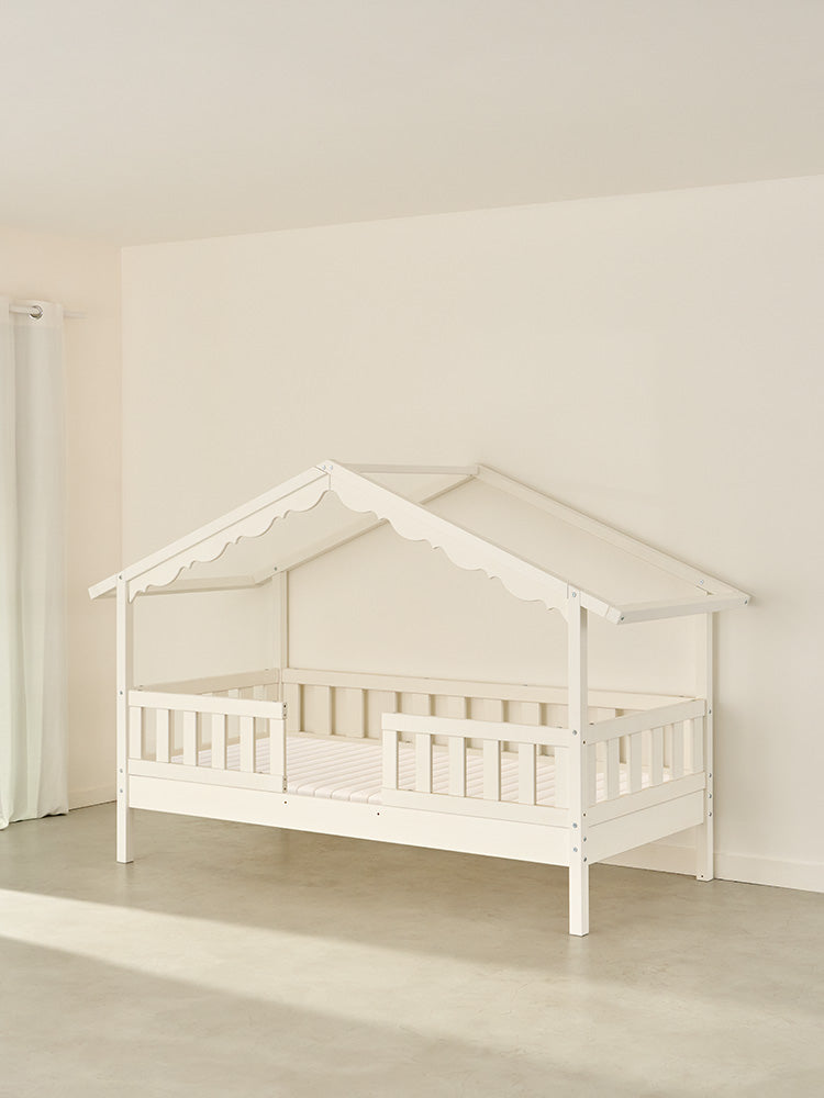 ChamoniX white cabin bed in solid wood with two classic rails, ideal for a child's bedroom.