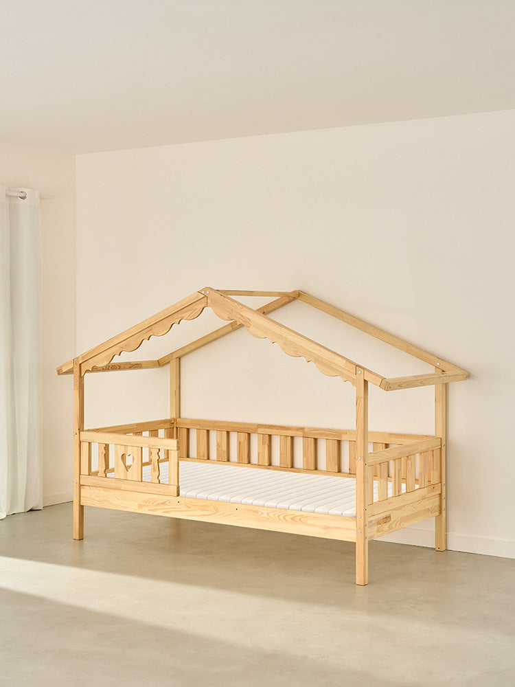 CHAMONIX children's cabin bed in natural wood with heart-shaped barrier, ideal for a child's bedroom.