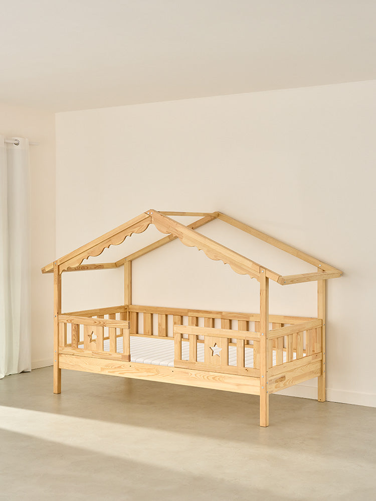 Chamonix cabin bed in natural wood for children with 2 rails and decorative star, perfect for bedroom.