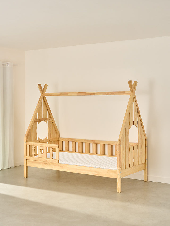 Dakota children's cabin bed in natural wood with heart-shaped barrier, Scandinavian design.