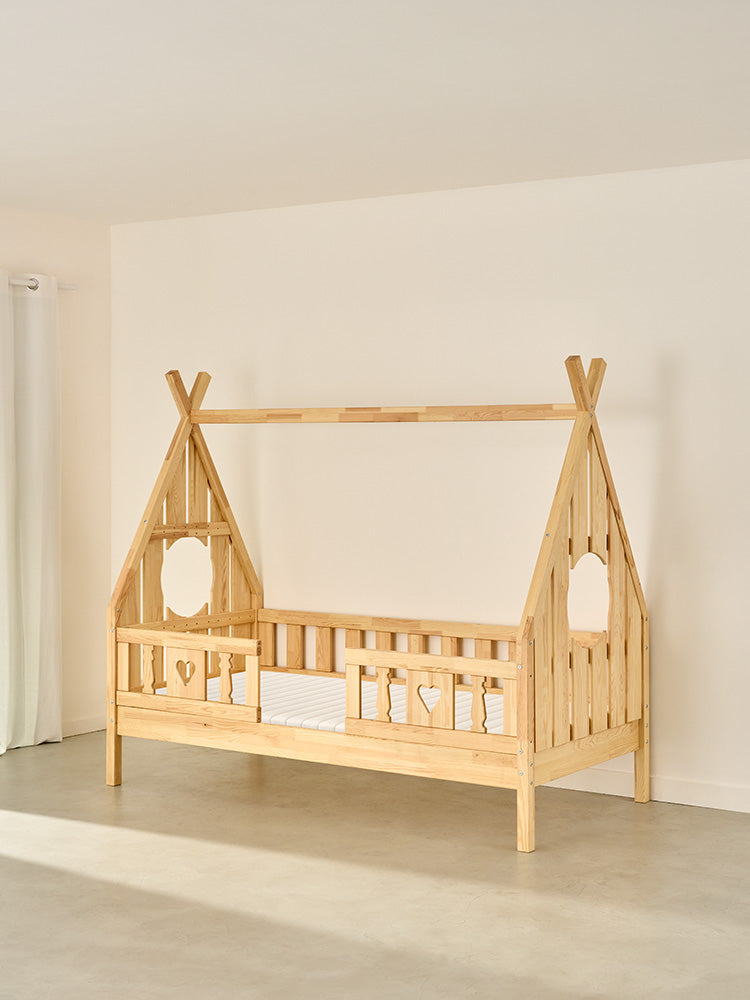 Dakota children's cabin bed in natural wood with 2 heart-shaped rails, ideal for Montessori room.