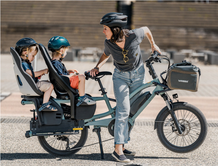 Moisturizing face mask with hyaluronic acid and vitamin E for dry skin.