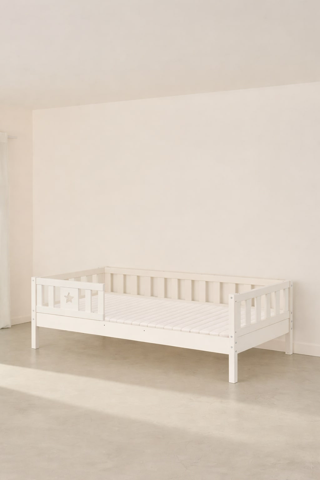 Barcelona white convertible baby bed with star-patterned safety rail, Scandinavian design.