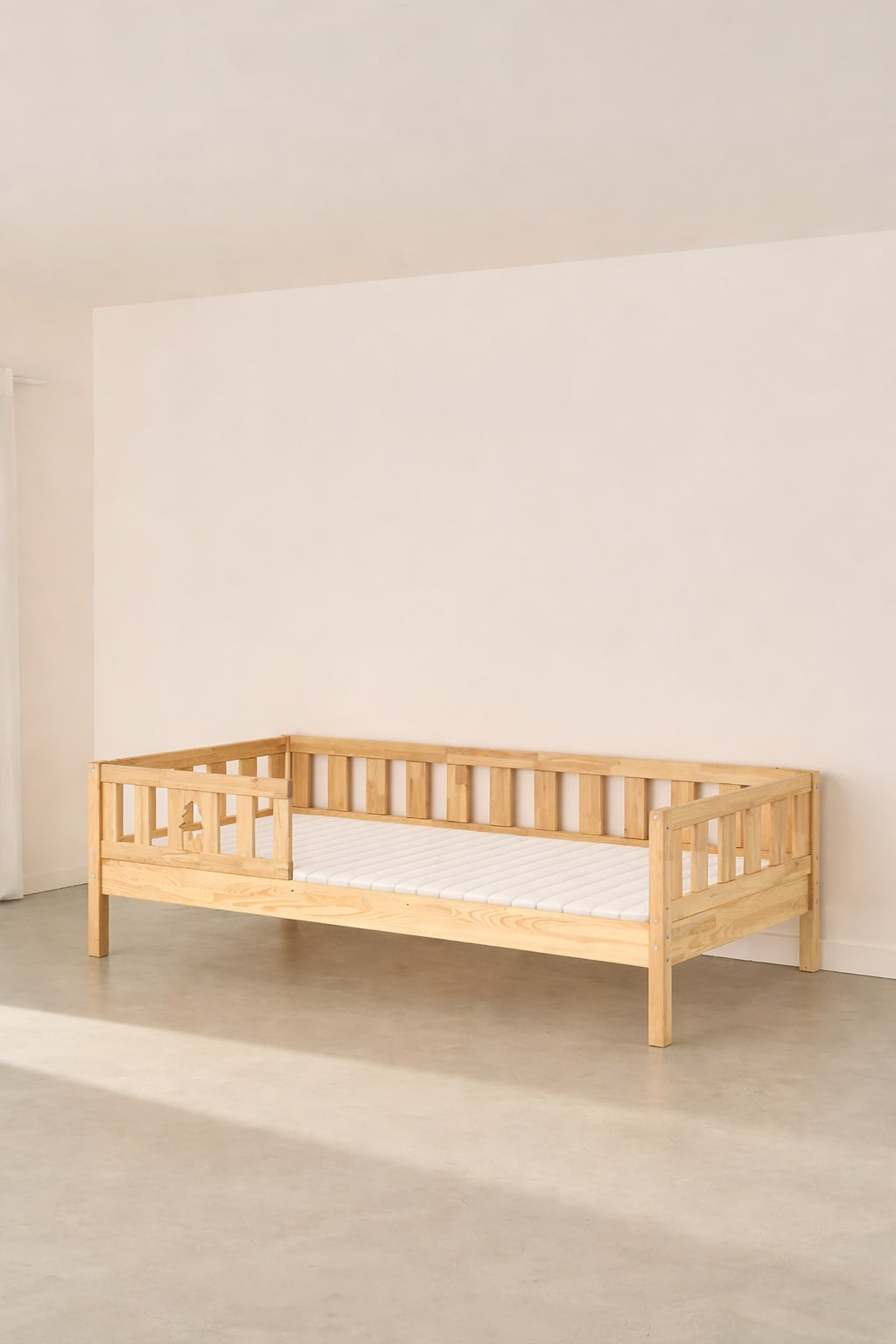 Barcelona convertible children's bed in natural wood, fir wood guardrail, timeless design, for nurseries and children's bedrooms.